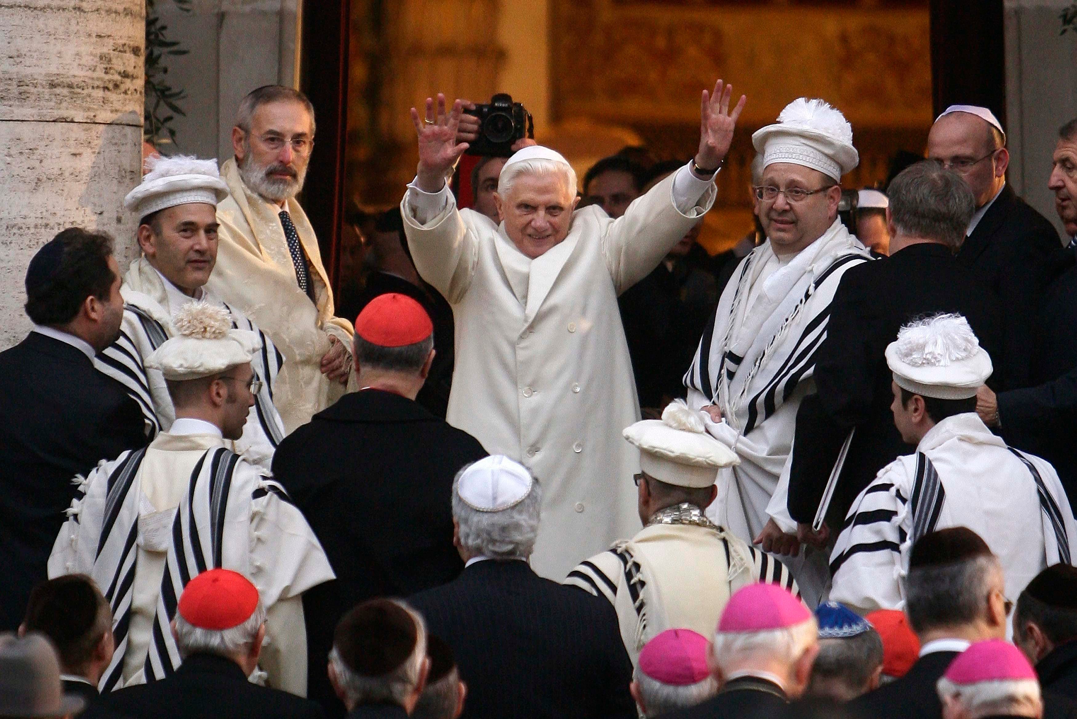 El Papa Benedicto XVI saluda al llegar a la sinagoga principal de Roma el 17 de enero de 2010.
