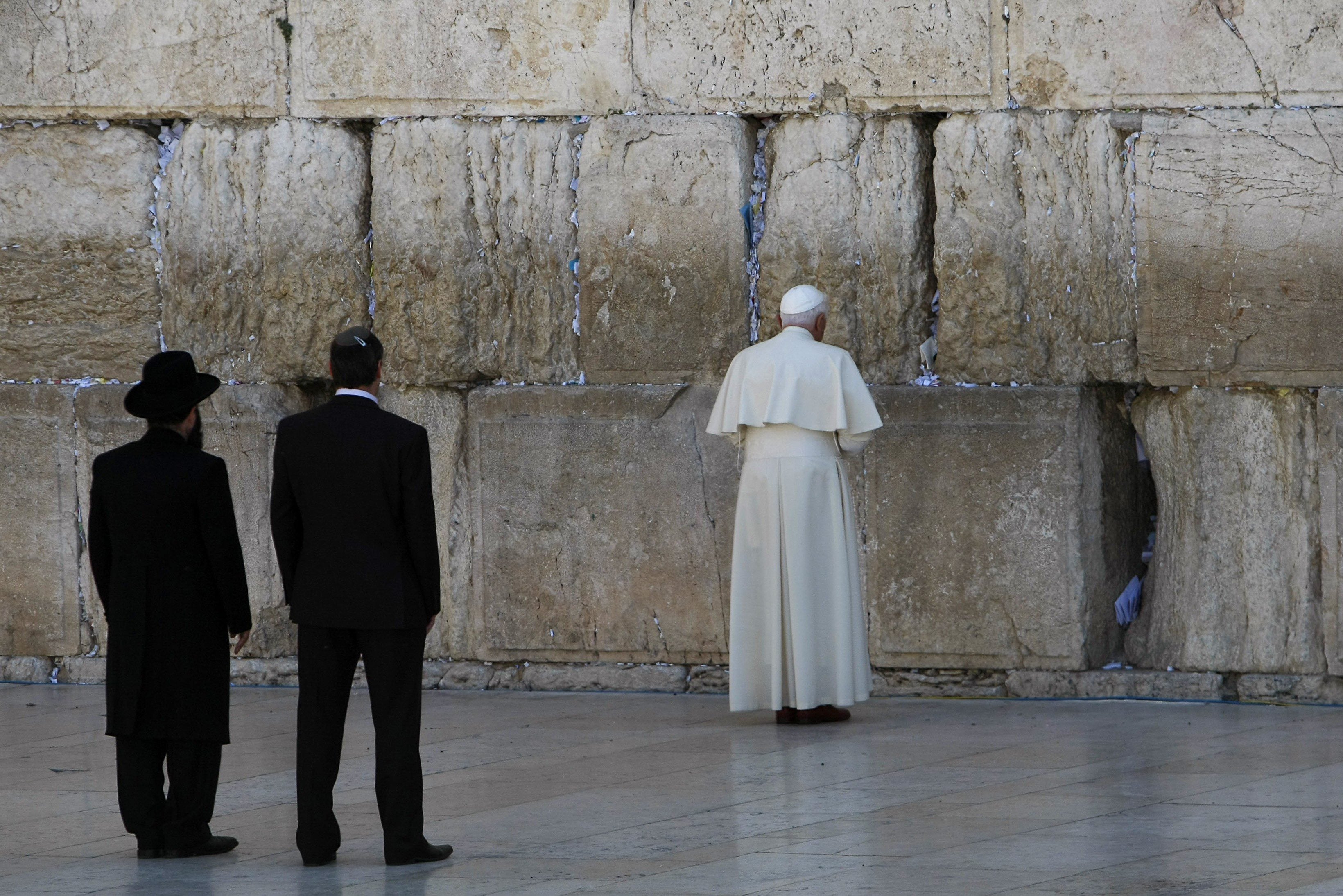 El Papa Benedicto XVI reza en el Muro de los Lamentos en la Ciudad Vieja de Jerusalén el 12 de mayo de 2009.