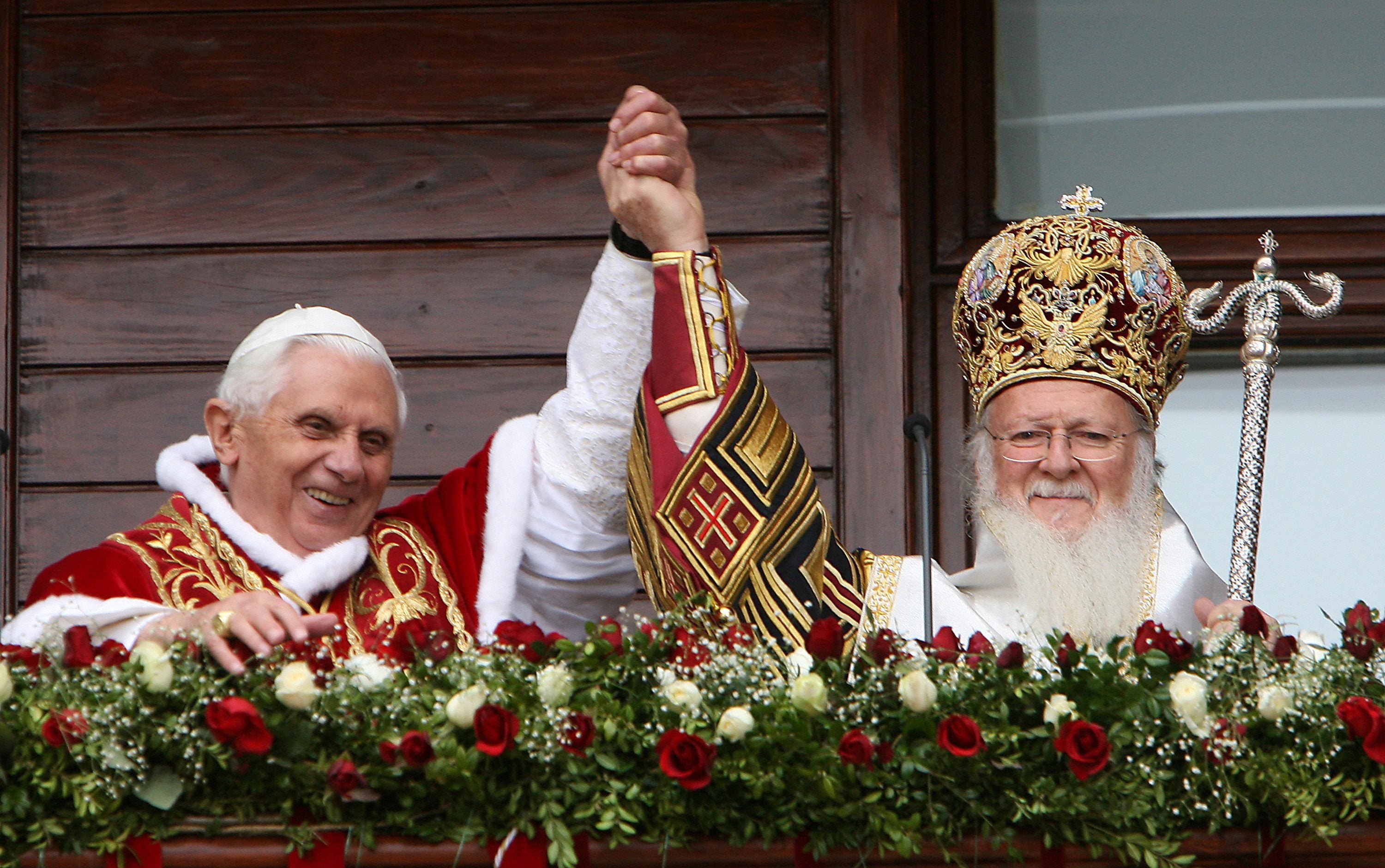 El Papa Benedicto XVI y el Patriarca Ortodoxo Ecumencial Bartolomé I (R) se toman de la mano en el balcón de la Iglesia Patriarcal de San Jorge, el 30 de noviembre de 2006, en Estambul.