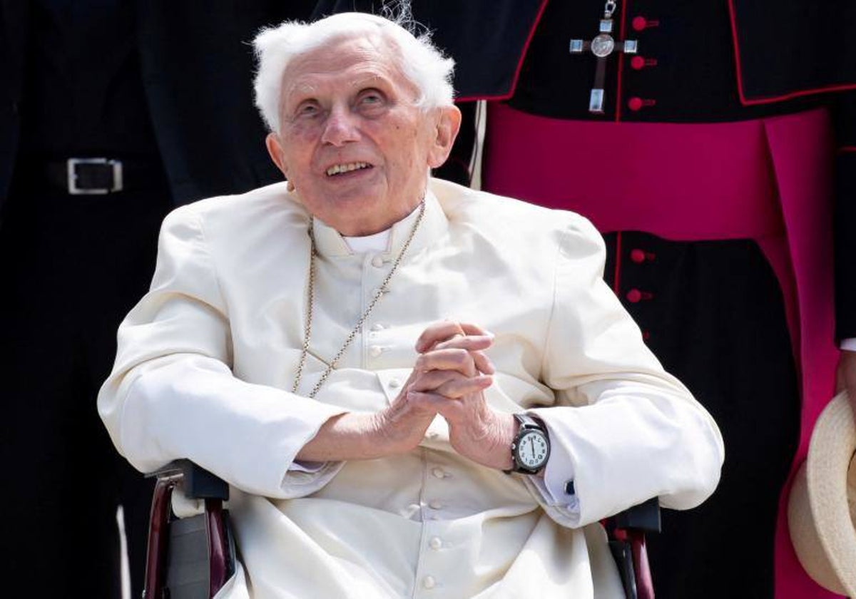 El Papa Benedicto XVI hace un gesto en el Aeropuerto de Múnich antes de su partida a Roma, el pasado 22 de junio de 2020