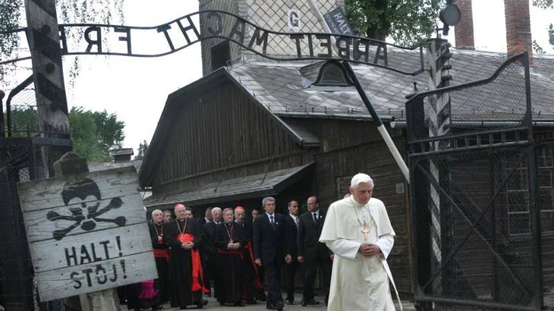 De su visita a Auschwitz a su encuentro con víctimas de abusos: cinco  momentos claves del papado de Benedicto XVI
