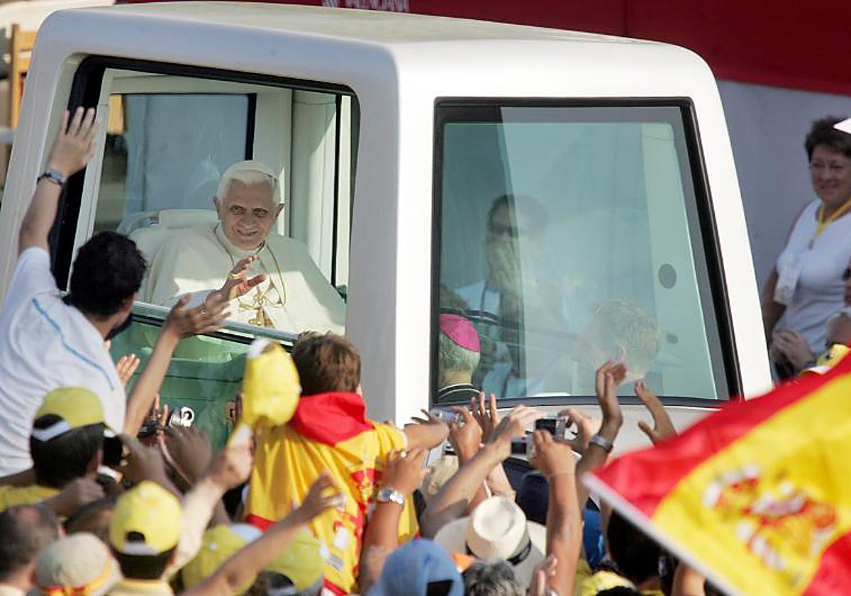Benedicto XVI es aclamado por los fieles en Valencia, en su primera visita a España