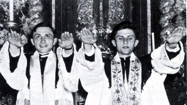 Los dos hermanos Ratzinger en su primera misa en 1951