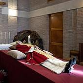 Vestiduras pontificias y zapatos negros, el mensaje que esconden las primeras imágenes en la capilla de Benedicto XVI