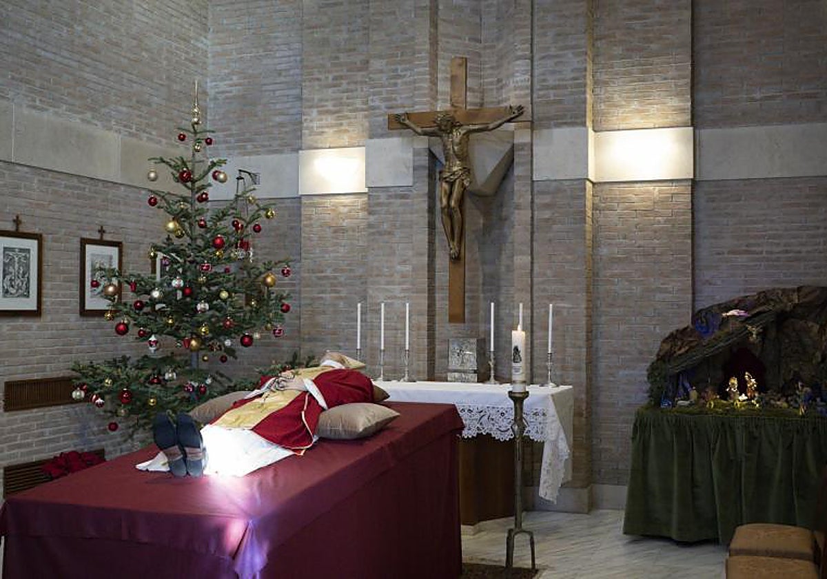 Benedicto XVI, en la capilla del exmonasterio donde residía