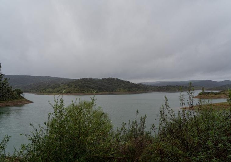 El agua de los embalses se dispara un 30% en menos de un mes y supera ya las reservas de hace un año