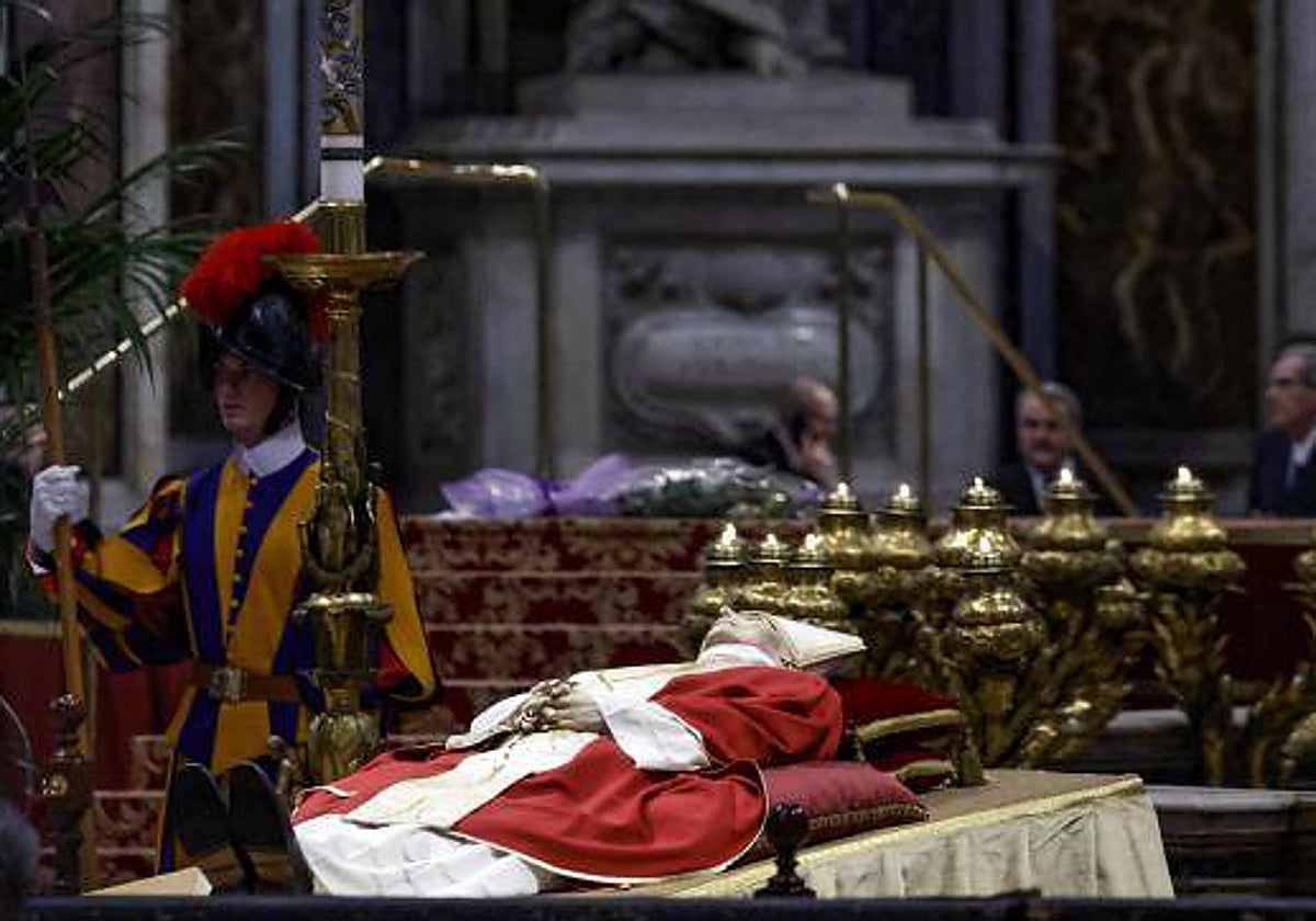Capilla ardiente de Benedicto XVI en San Pedro del Vaticano