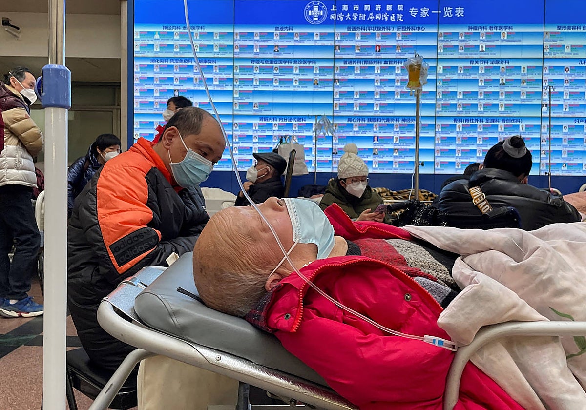 Pacientes de Covid-19 en los pasillos de un hospital de Shanghái