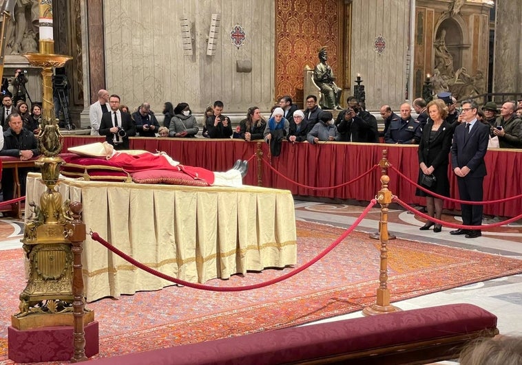 La Reina Sofía y el ministro Bolaños se despiden de Benedicto XVI en la Basílica de San Pedro