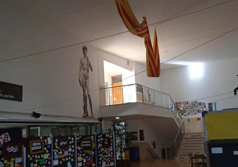 Una 'senyera' gigante por los países catalanes ondea en un instituto público de Mallorca