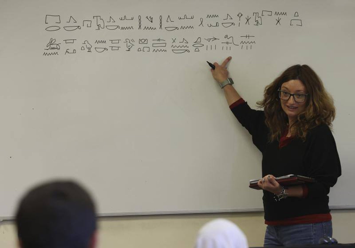 Gema Menéndez, profesora de egipcio, explica los jeroglíficos en una de sus clases