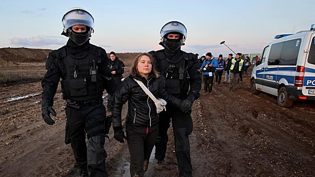 La Policía alemana desaloja por la fuerza a Greta Thunberg de una protesta contra una mina a cielo abierto