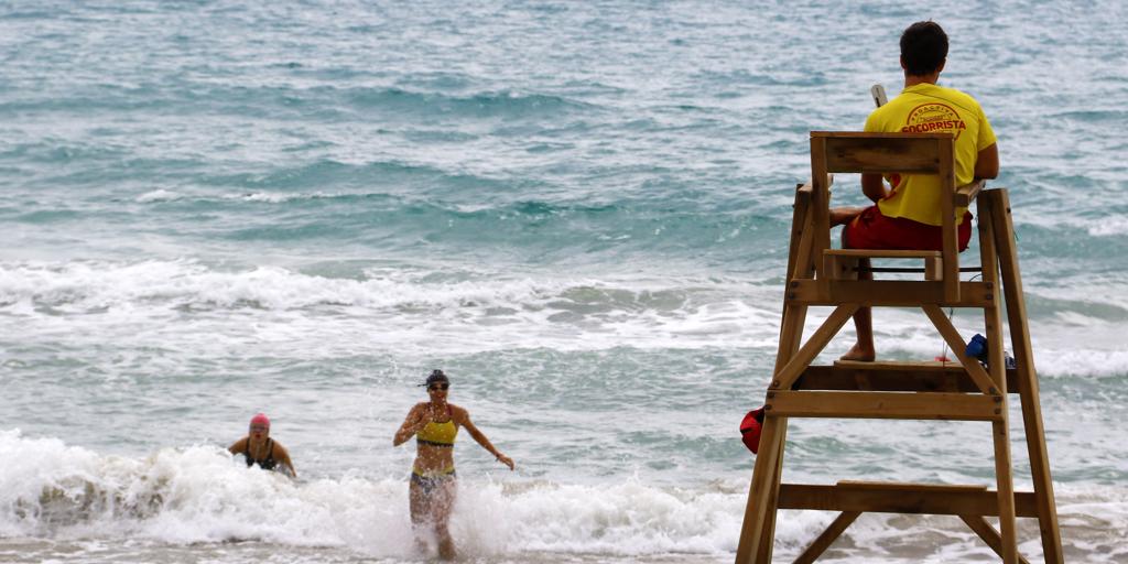 Mueren unos padres tras intentar salvar a su hijo de ahogarse en el mar