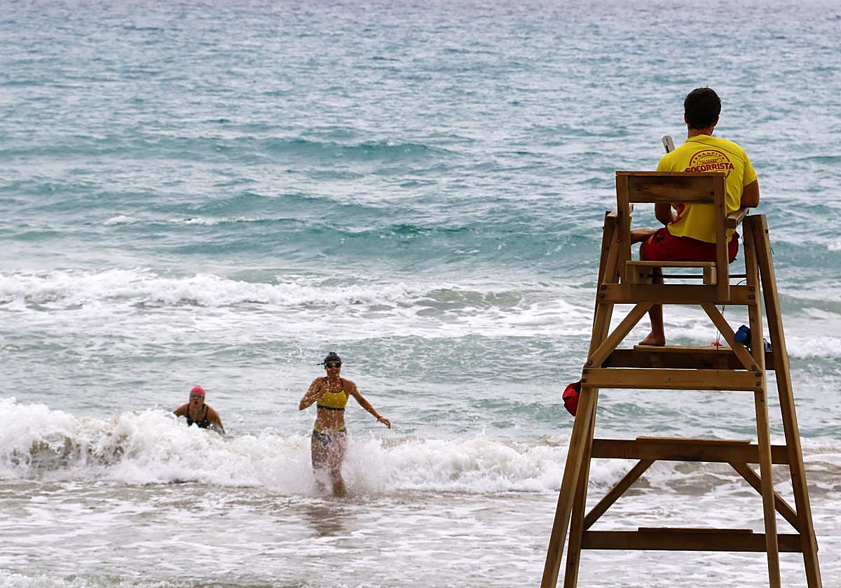 Mueren unos padres tras intentar salvar a su hijo de ahogarse en el mar