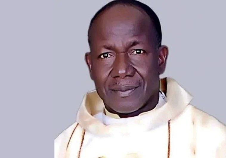 El sacerdote que sobrevivió a un atentado con bombas en 2011 y murió quemado vivo en Nigeria