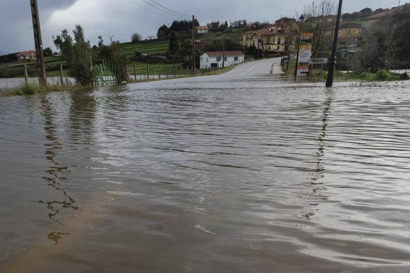 Una carretera permanece cortada por las inundaciones en la localidad cántabra de Santillana del Mar