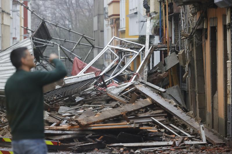 Las rachas de viento provocaron el derrumbe de un edificio abandonado en Esteiro, en la provincia de La Coruña