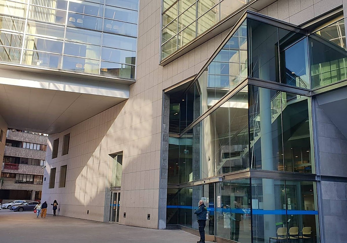 Entrada de los Juzgados en Oviedo