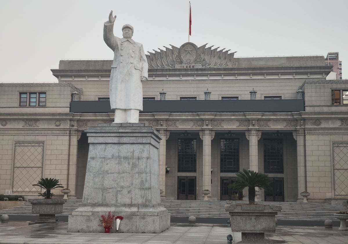 Ofrenda floral frente a una estatua de Mao Zedong en el centro de Wuhan