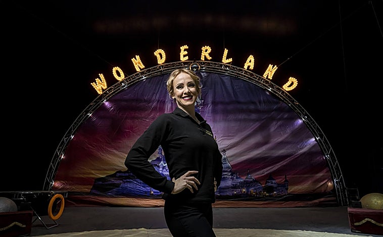 Imagen principal - Arriba, Sarah Jane Macaggi, acróbata y directora artística del Circo Wonderland, que cedió sus tigres (abajo) a al centro de rescate APP Primadomus