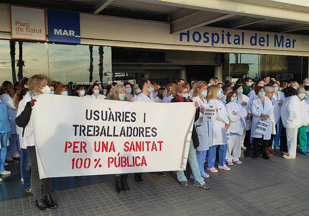 Sanitarios protestan esta mañana ante el Hospital del Mar de Barcelona en la primera jornada de huelga