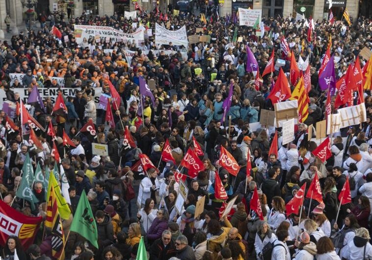 La huelga de médicos, docentes y taxistas satura las urgencias y colapsa el centro de Barcelona
