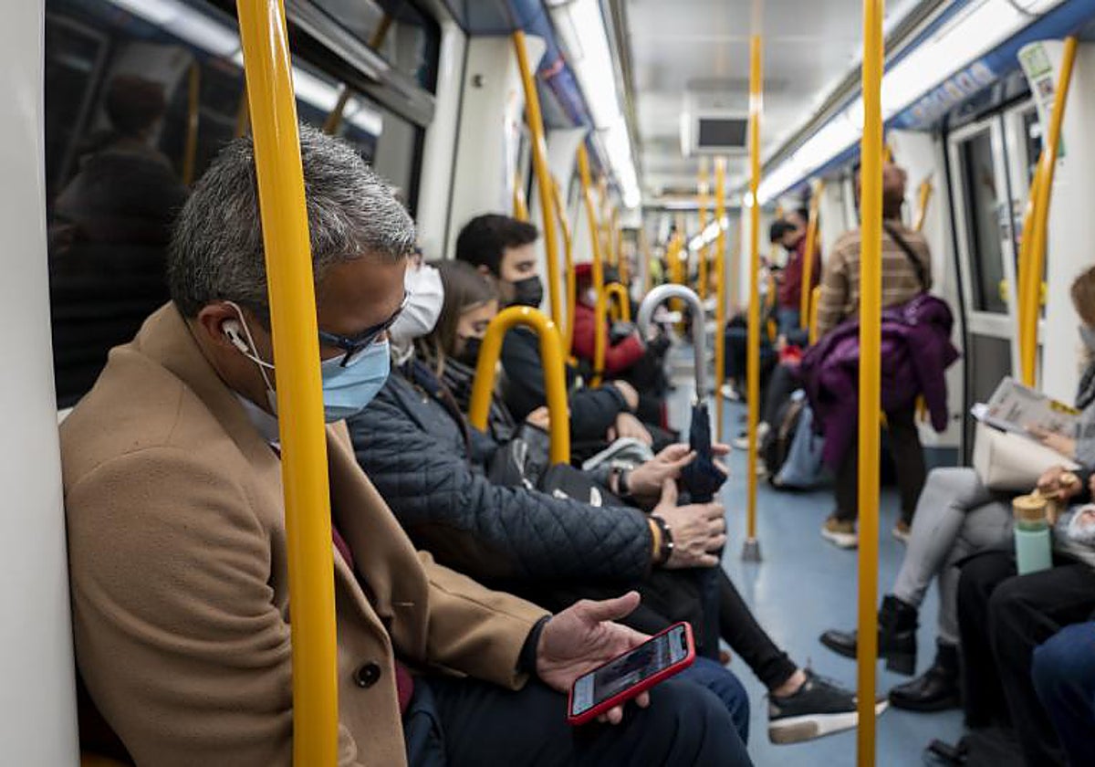Personas viajan con mascarilla en el metro
