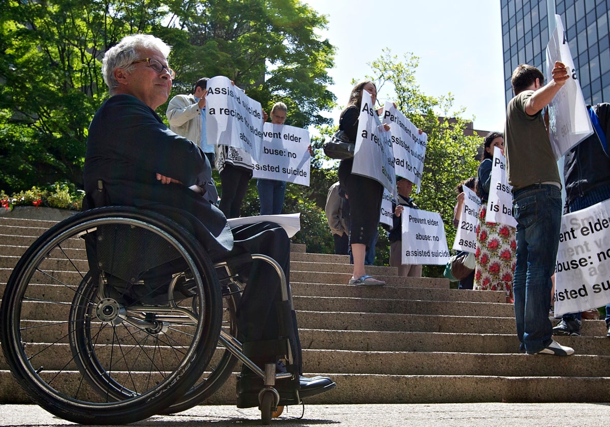 Una manifestación frente a la Corte Suprema de Vancouver, previa a la aprobación de ley de la eutanasia de 2016