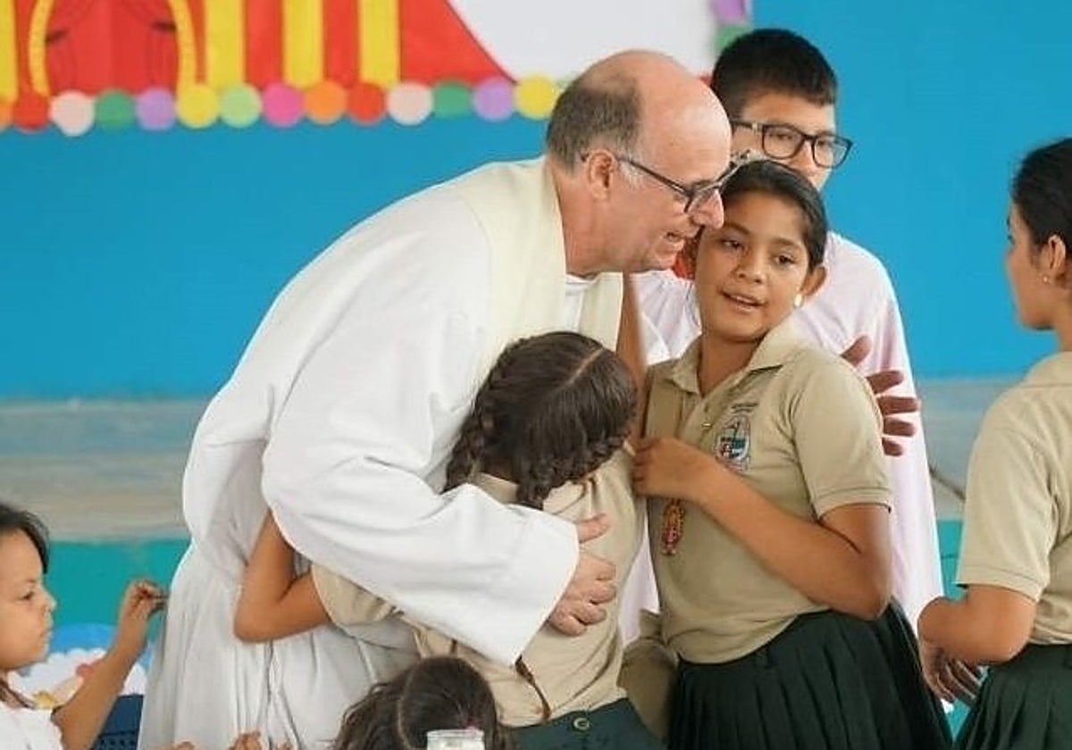 José Vicente Nácher Tatay en una visita a un colegio hondureño