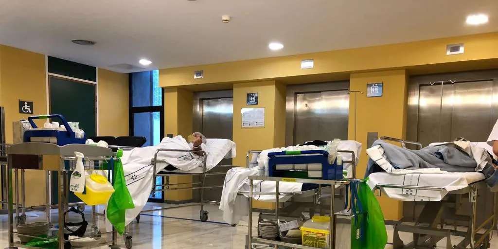 La inhumana realidad de las Urgencias canarias: Diez días en un pasillo a la espera de una cama