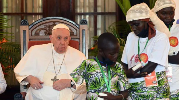 Entre las víctimas mutiladas también se encontraban niños, que han saludado al Pontífice
