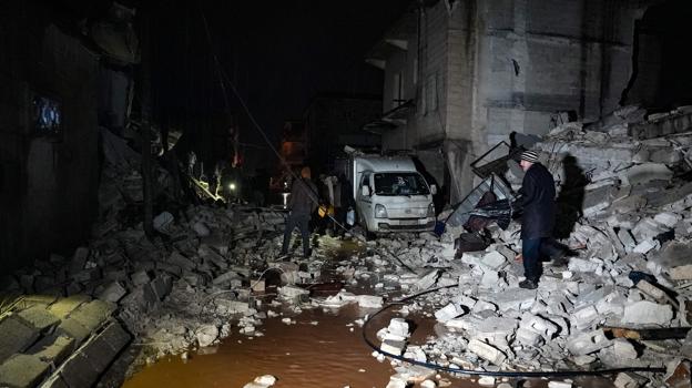 Personas entre ruinas en Turquía