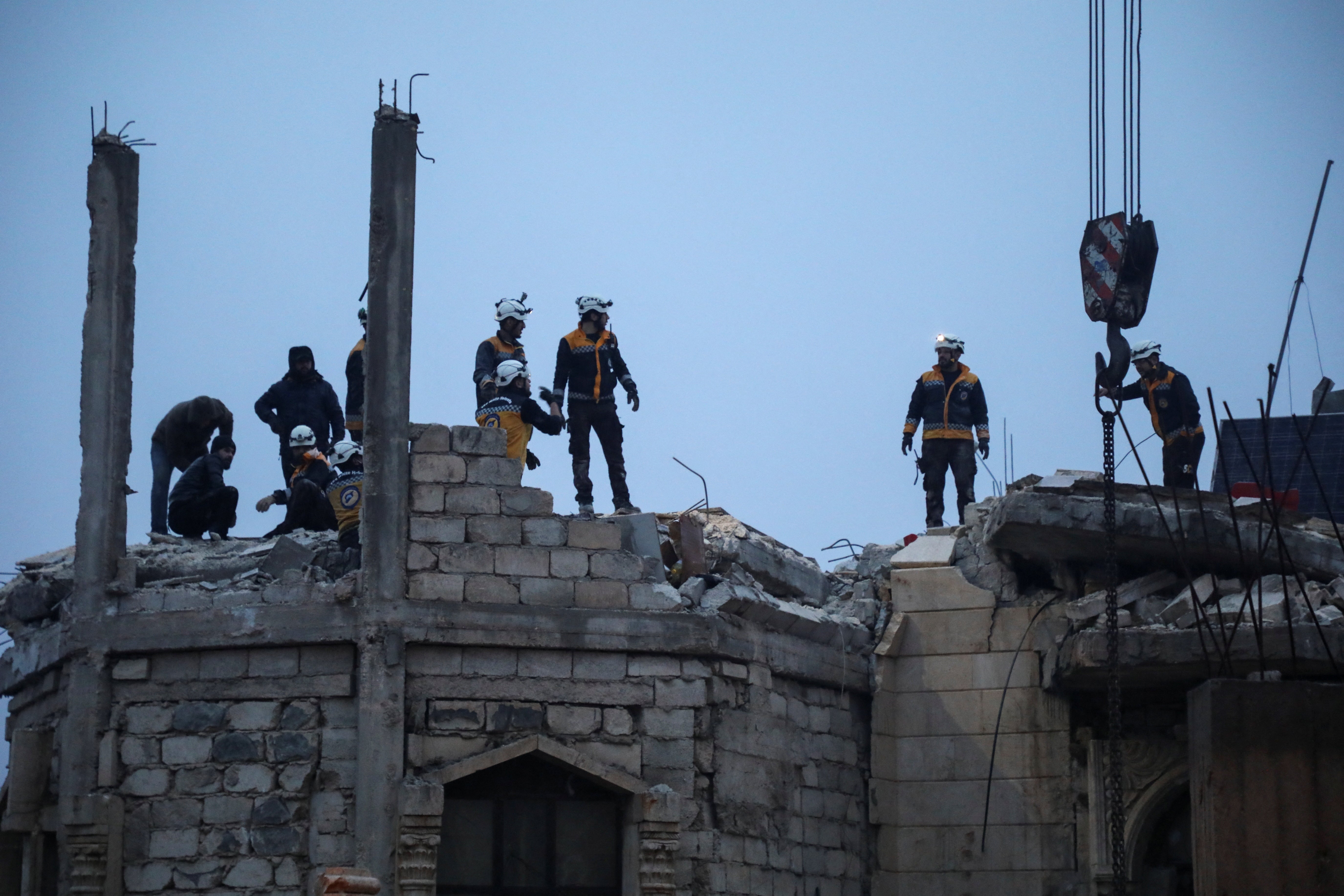 Los rescatistas trabajan en la zona de un edificio dañado, tras el terremoto, en Azaz, Siria