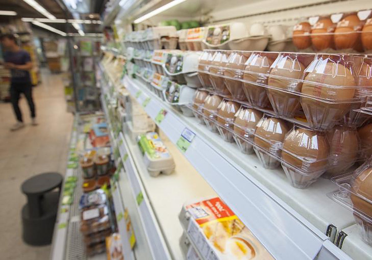 Estanterías con huevos en un supermercado