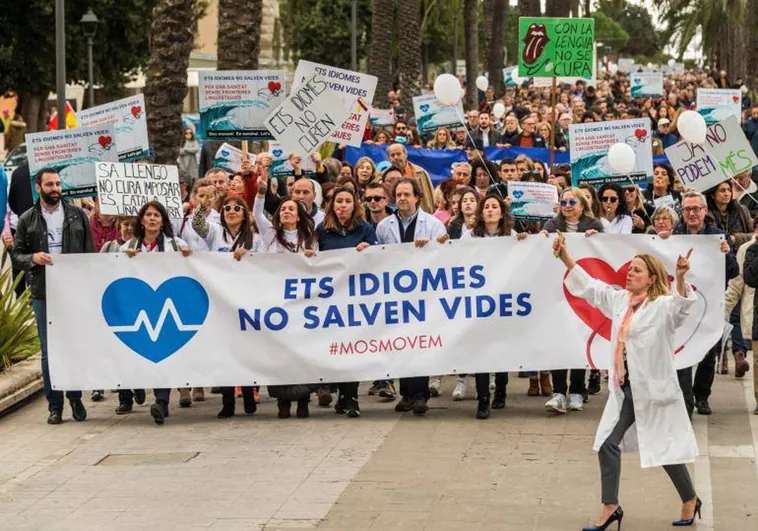 El catalán de quita y pon de Armengol: de eximir a todos los médicos y enfermeras a imponerlo al 90%