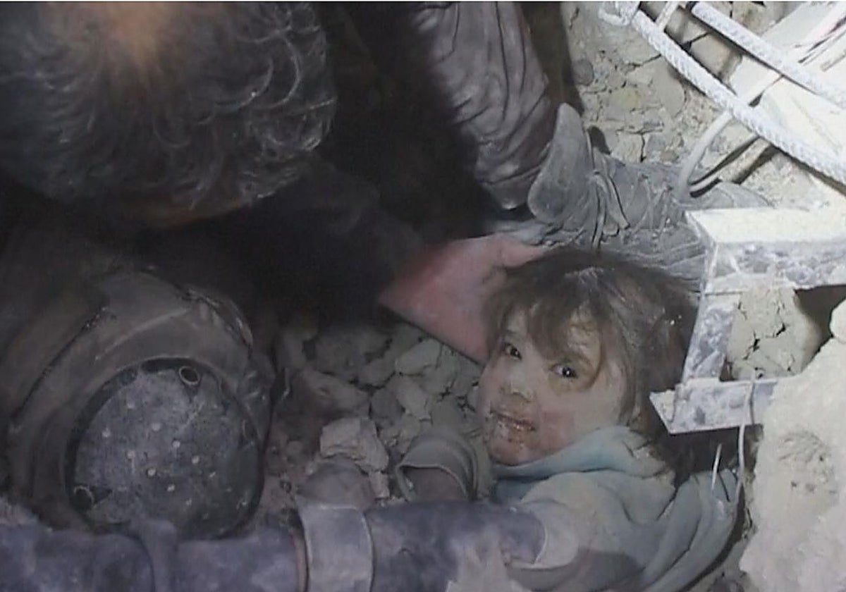 La pequeña Nour durante el rescate