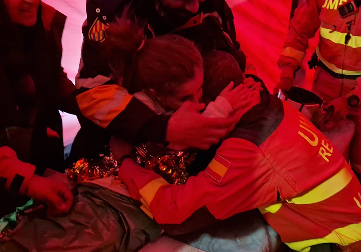 Emoción en el momento del abrazo entre la niña salvada y el teniente Mora