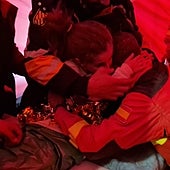 El abrazo de Elif al teniente Mora tras cinco días bajo los escombros