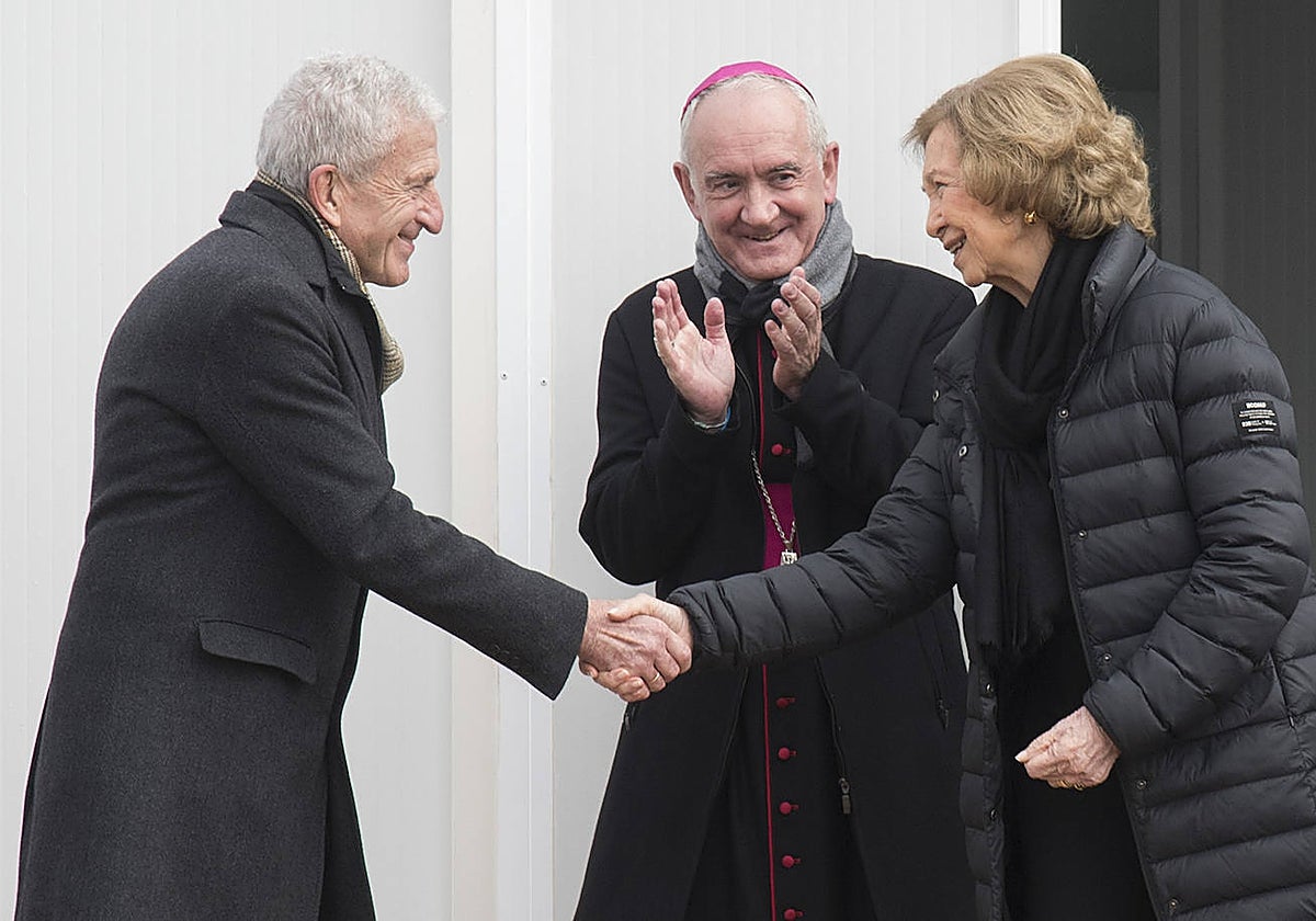Doña Sofía, junto al presidente de Cáritas de España, Manuel Bretón  y el obispo de la diocesis de Barbastro Monzón, Ángel Pérez
