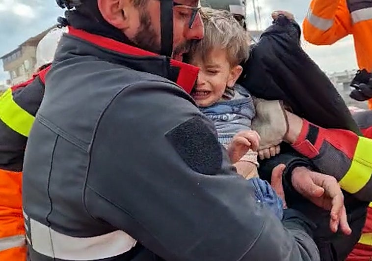 La UME consigue el milagro: rescata con vida a dos niños tras cinco días bajo los escombros