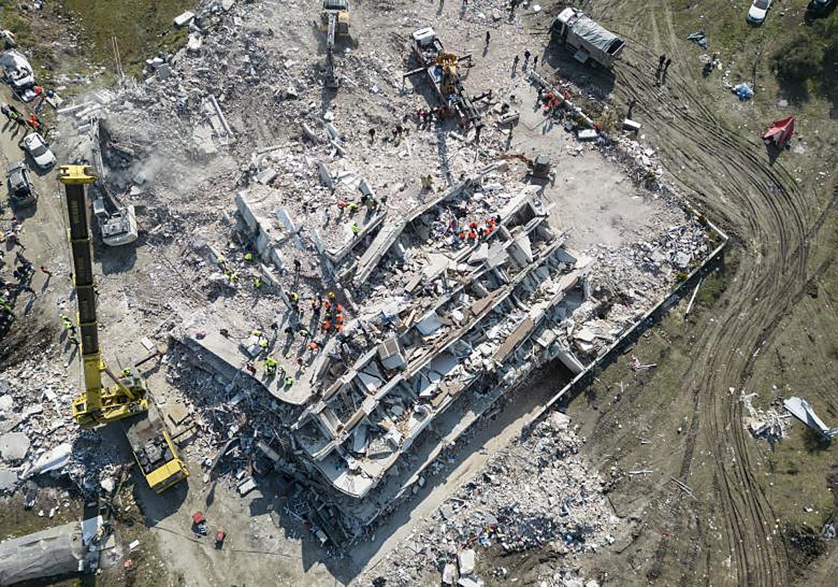 Vista aérea de un edificio completamente destruido en Antioquía