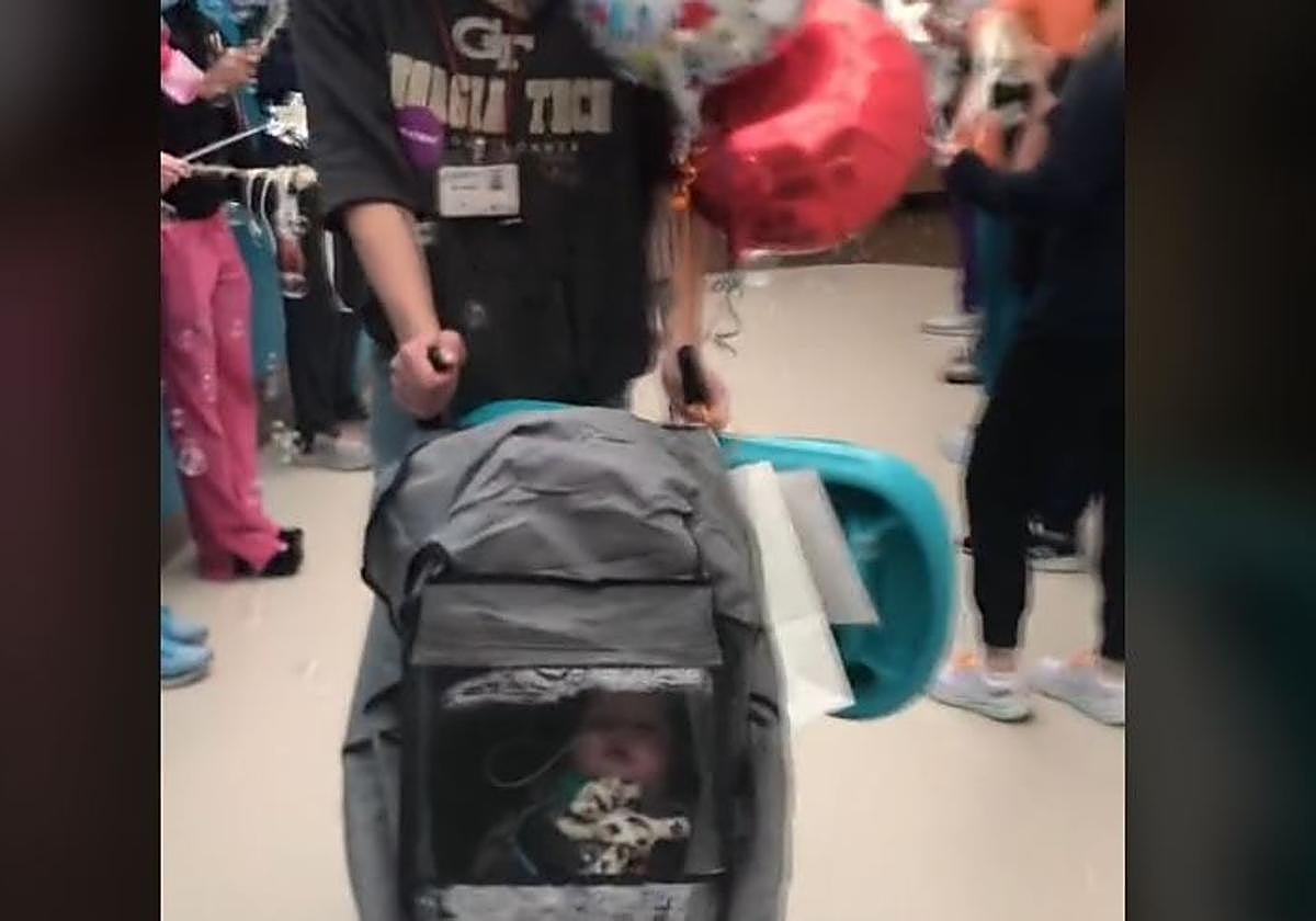 El pequeño Mark abandona el hospital