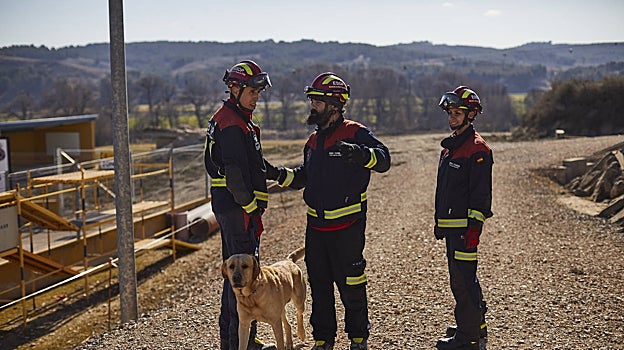 Juan (centro), organizando uno de los simulacros de ESDP