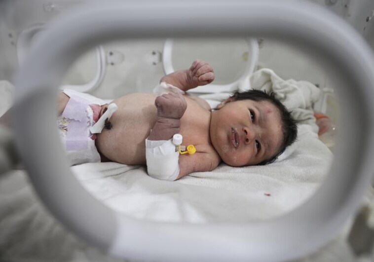 Intentan secuestrar a Aya, la «bebé milagro» que nació bajo los escombros tras los terremotos en Siria