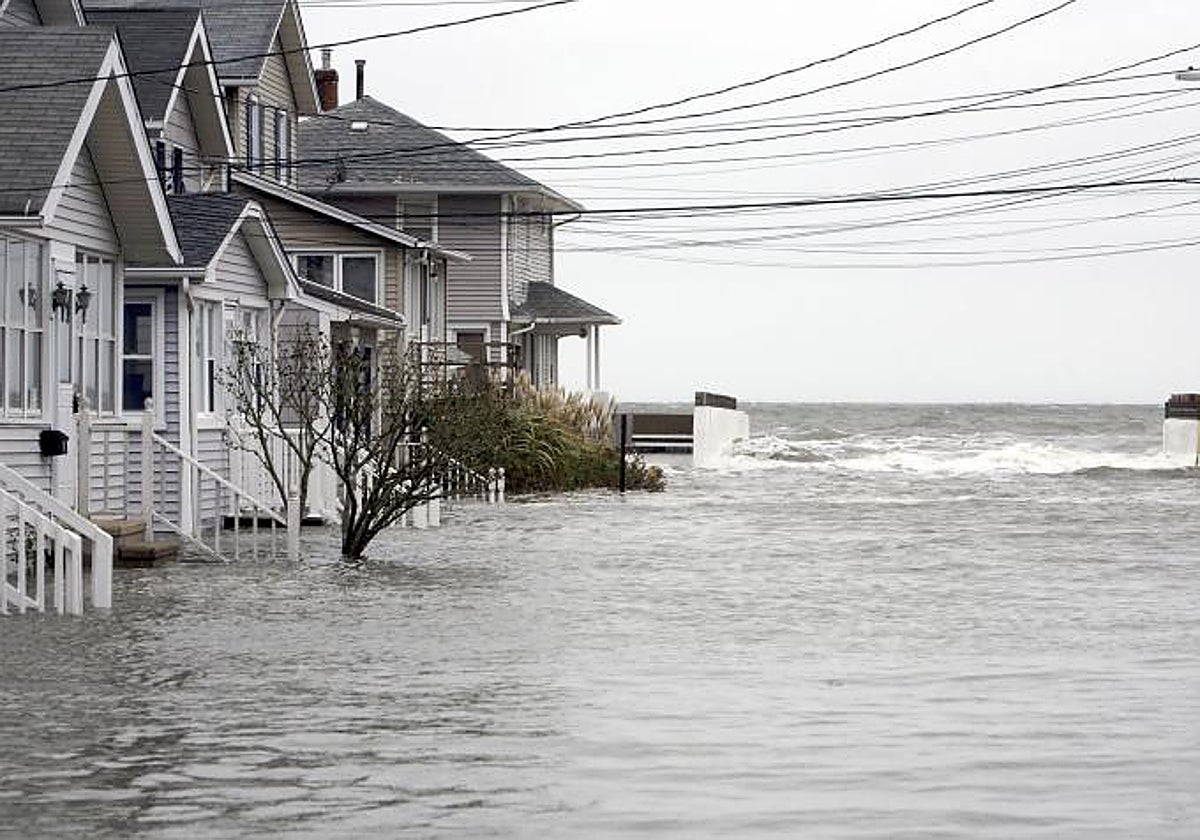 La marea alta inunda una calle en Milford, Connecticut, antes de la llegada del huracán Sandy en 2012