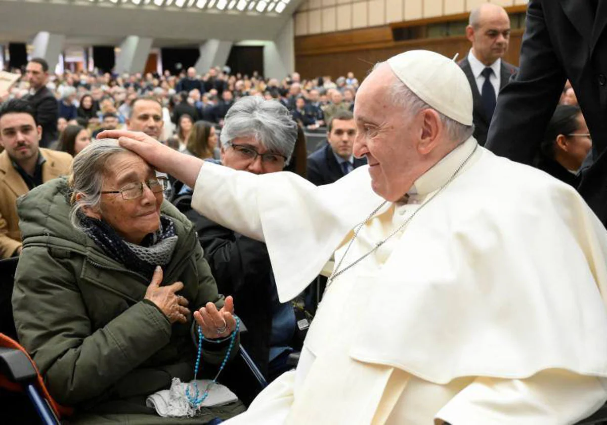 El Papa bendice a una peregrina al finalizar la audiencia de este miércoles
