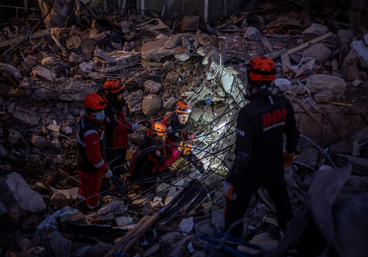 Tres personas, entre ellas un niño, halladas con vida bajo los escombros  trece días después del terremoto de Turquía