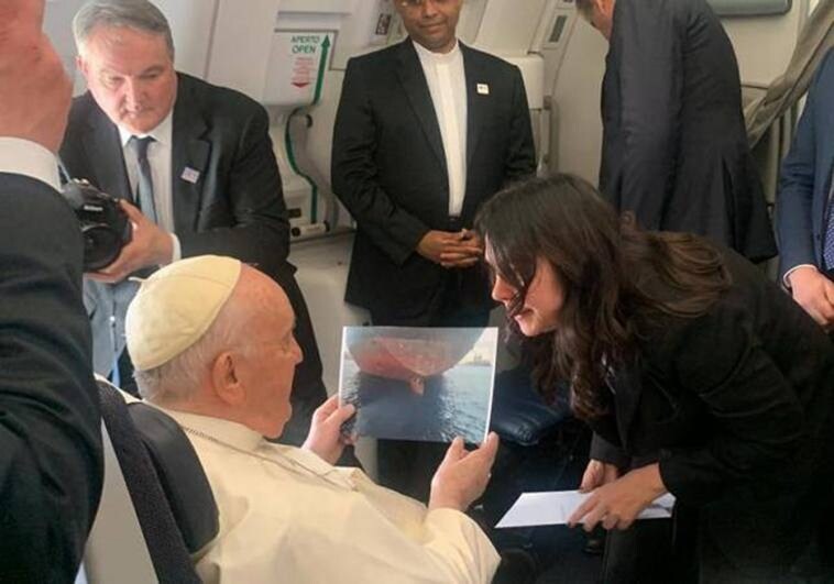 El Papa, con la mano en el corazón, tras ver la imagen de los inmigrantes que viajaron en el timón de un petrolero: «Esa foto me tocó»