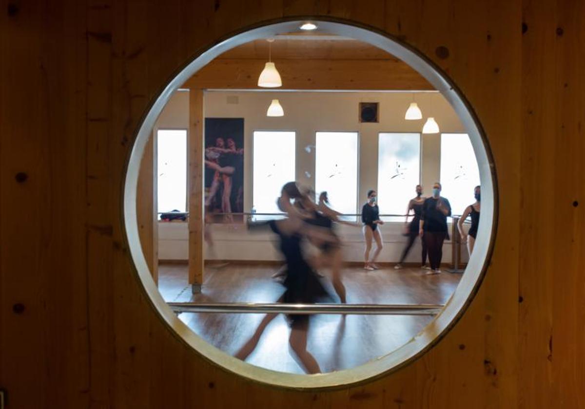 Alumnos de la Escuela Superior de Artes Escénicas de Málaga (ESAEM) durante una clase de danza