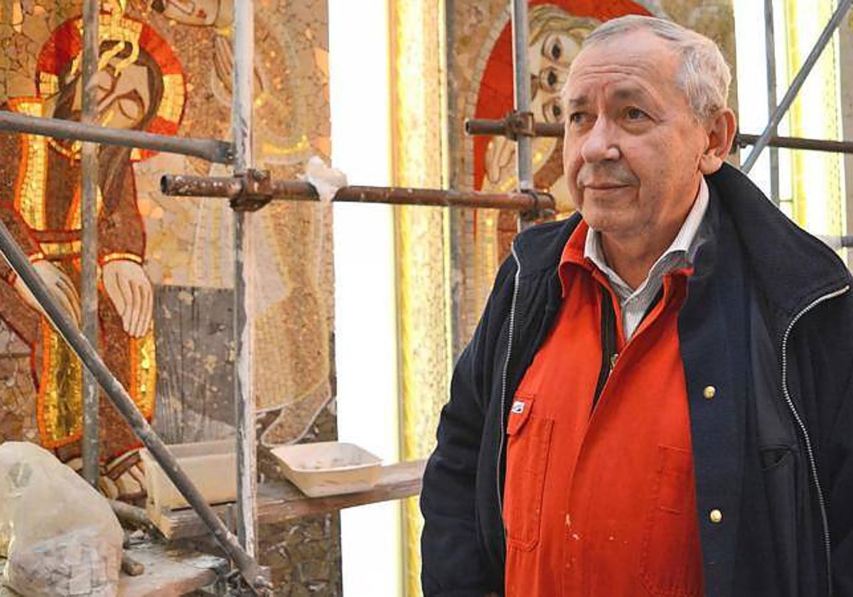 El jesuita Marko Rupnik supervisa una de sus obras antes de conocerse sus abusos